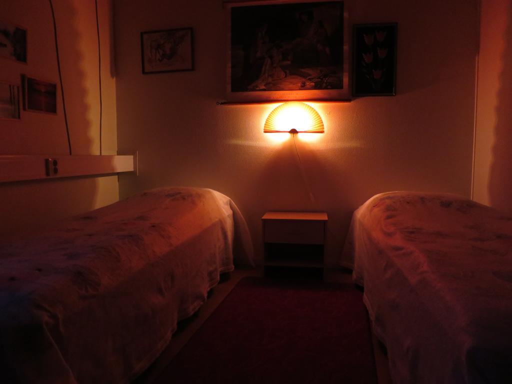 Dessans Cafe & Logi Hotel Pello Szoba fotó